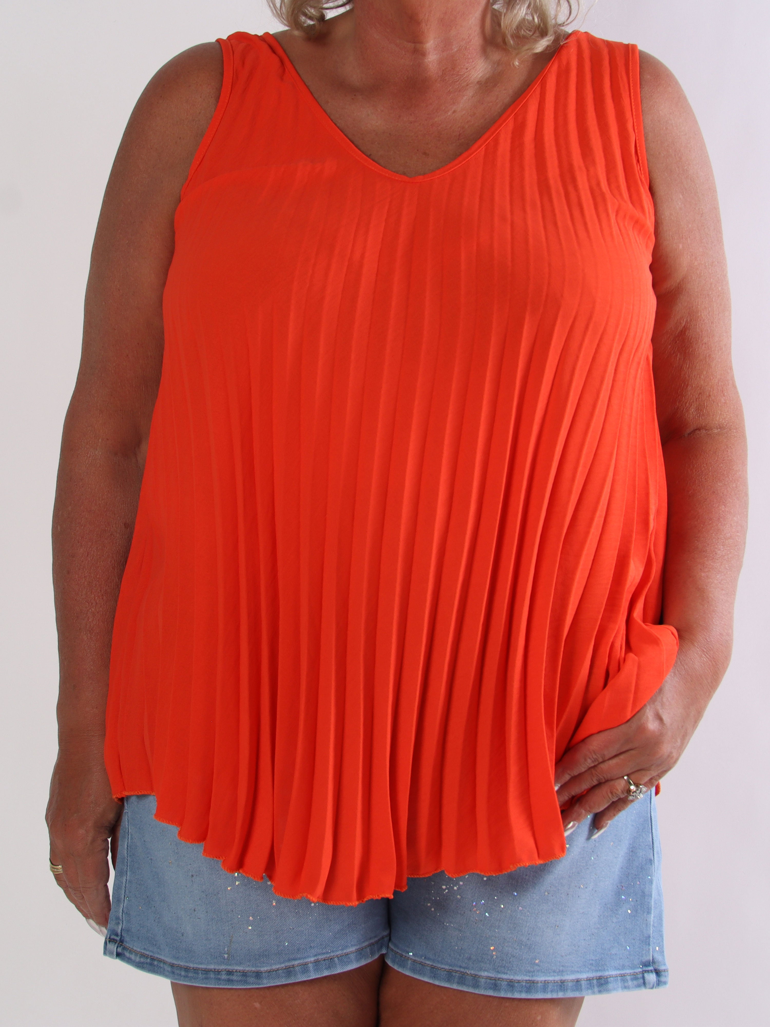 Linda Top - Fin plisseret plus size top i viskoseblanding med V-udskæring